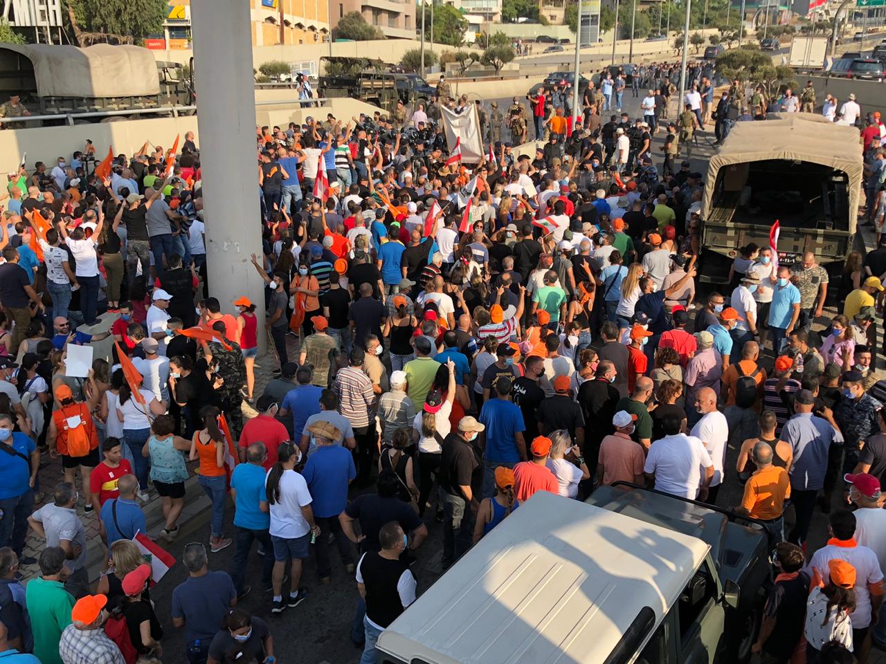 جرحى واعتقالات في مسيرة اتجهت نحو القصر الرئاسي في بيروت تطالب برحيل الرئيس