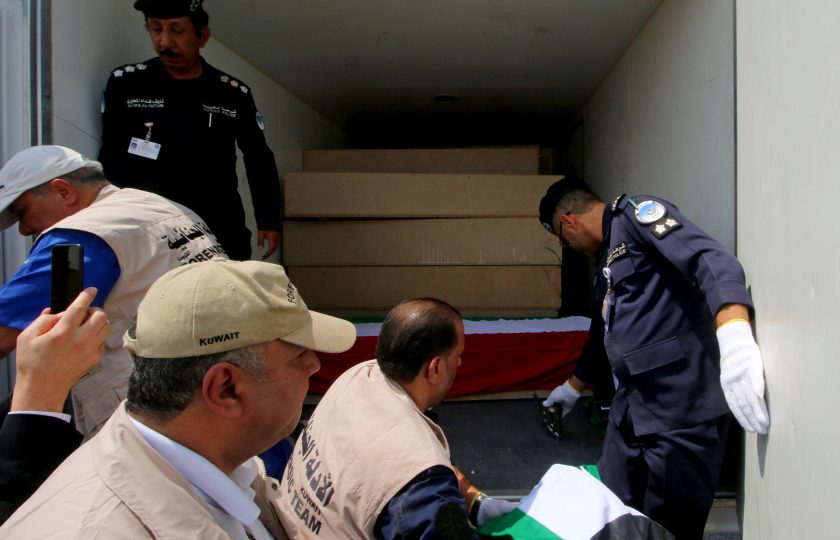 عثر عليهم في مقبرة جماعية بصحراء العراق.. الكويت تتسلم رفات أسرى فقدوا منذ 30 عاماً بحرب الخليج