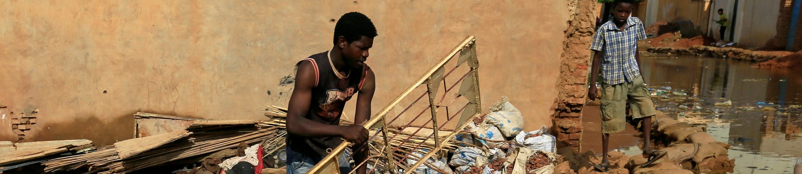 ضحايا فيضانات السودان يتجاوزون عتبة الـ100 وانهيار كلي لنحو 25 ألف منزل.. حصيلة الكارثة مهددة بالارتفاع