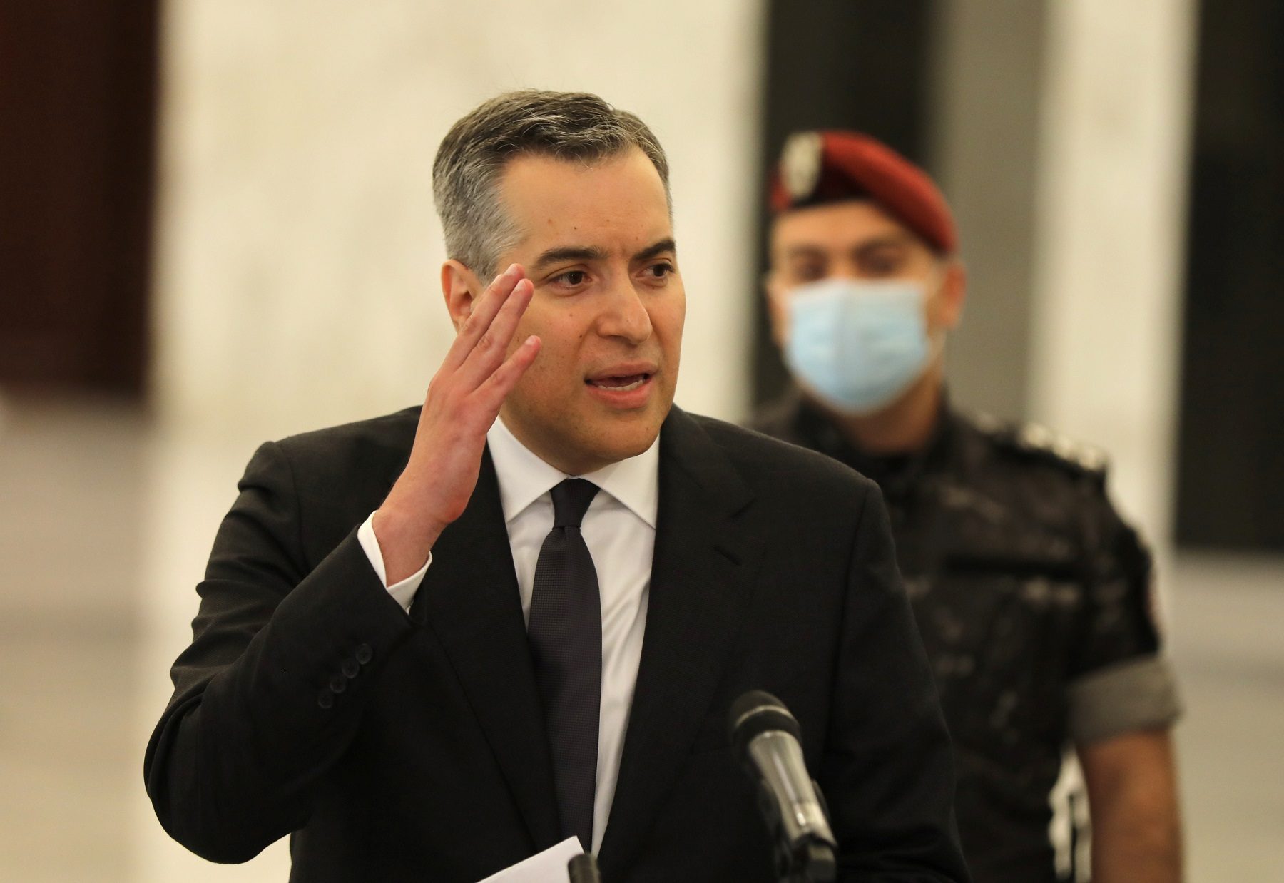 بدء المشاورات لتشكيل حكومة لبنانية جديدة.. الأحزاب تسابق الزمن للإيفاء بالتعهد الذي أعطوه لماكرون