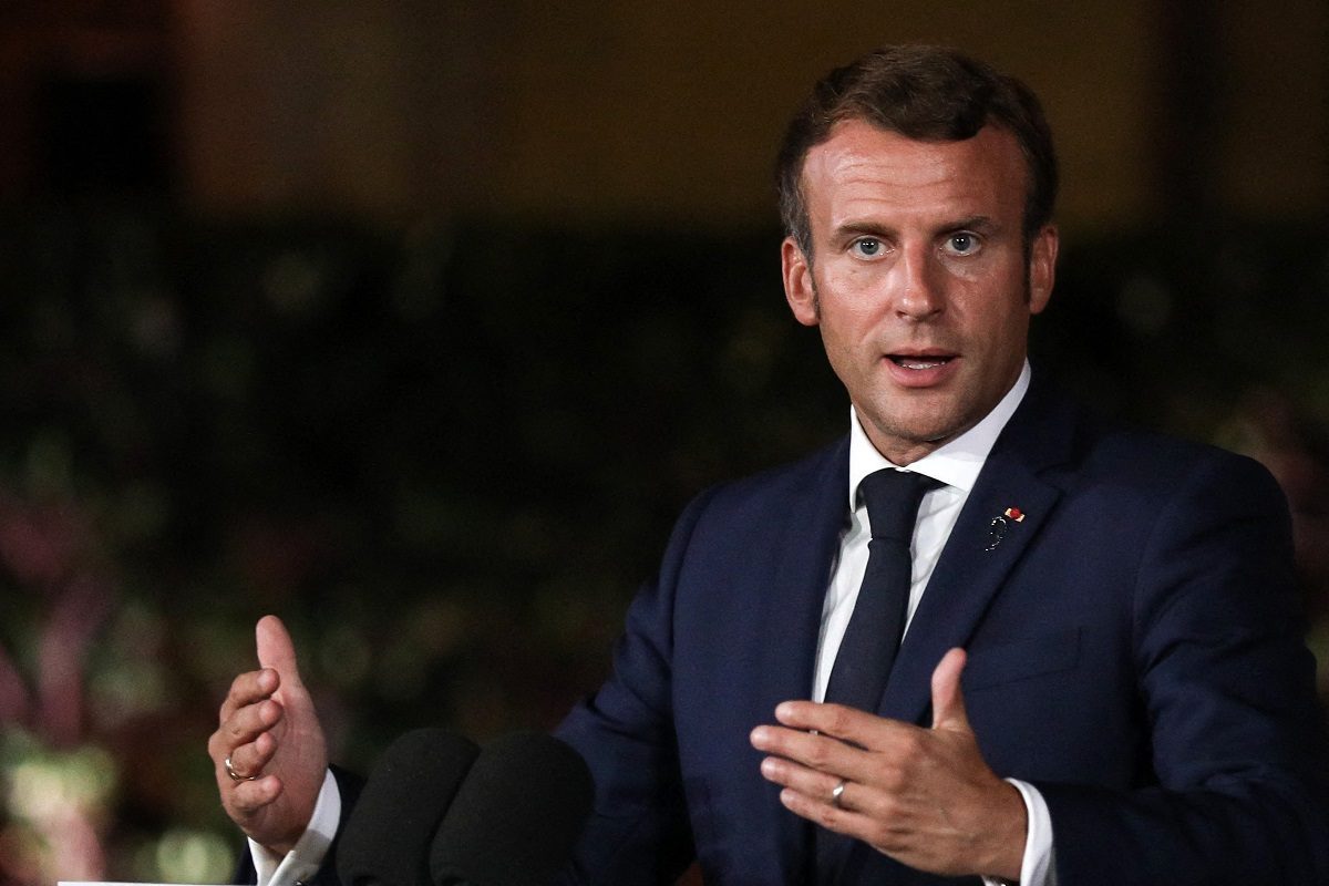 ماكرون يرفض انتقاد مجلة “شارلي إيبدو” بعد إعادة نشر رسوم مسيئة للنبي محمد.. اعتبرها “حرية تعبير”