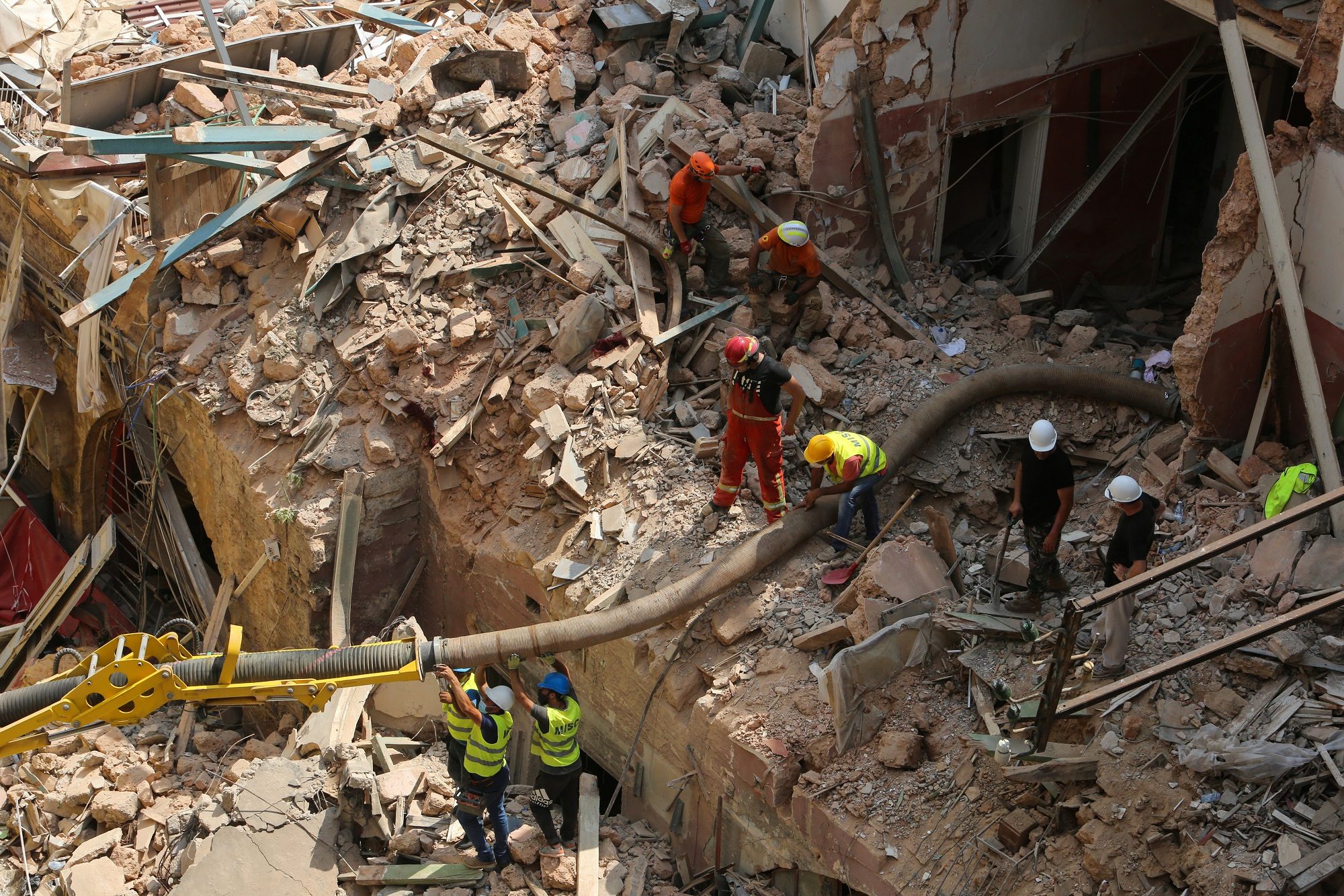 لبنان يكشف آخر ما توصل إليه البحث عن ناجٍ مُحتمل تحت أنقاض بيروت.. البلاد كلها تترقب