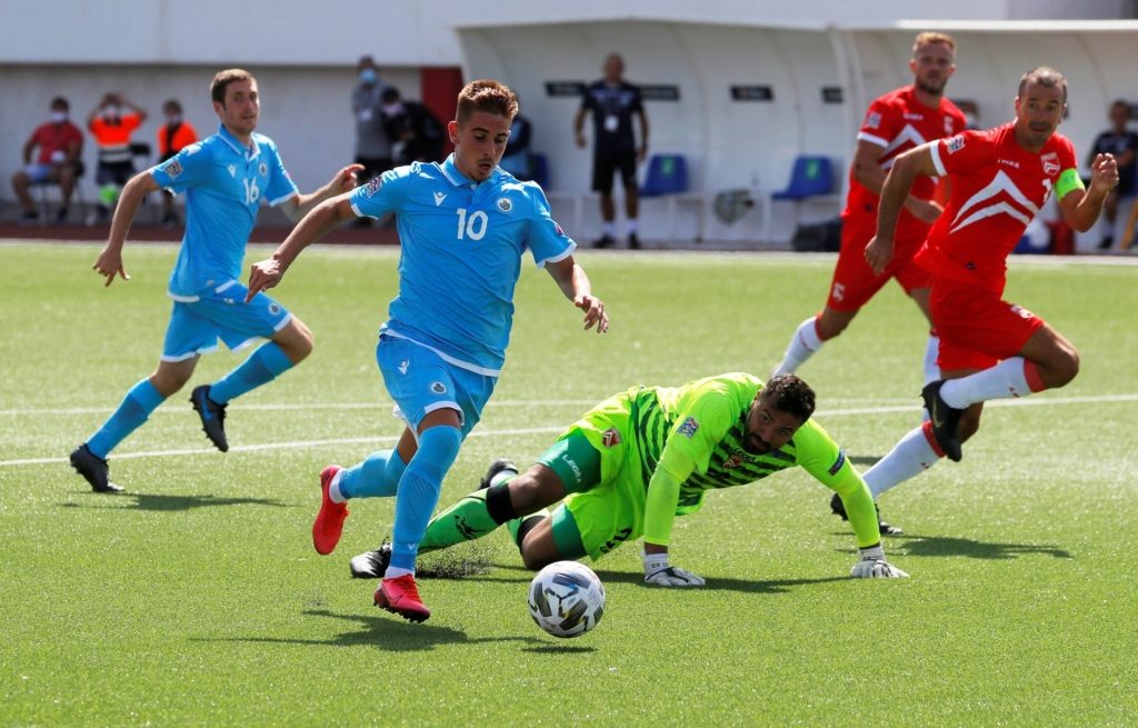 من مباراة سان مارينو وجبل طارق (رويترز)