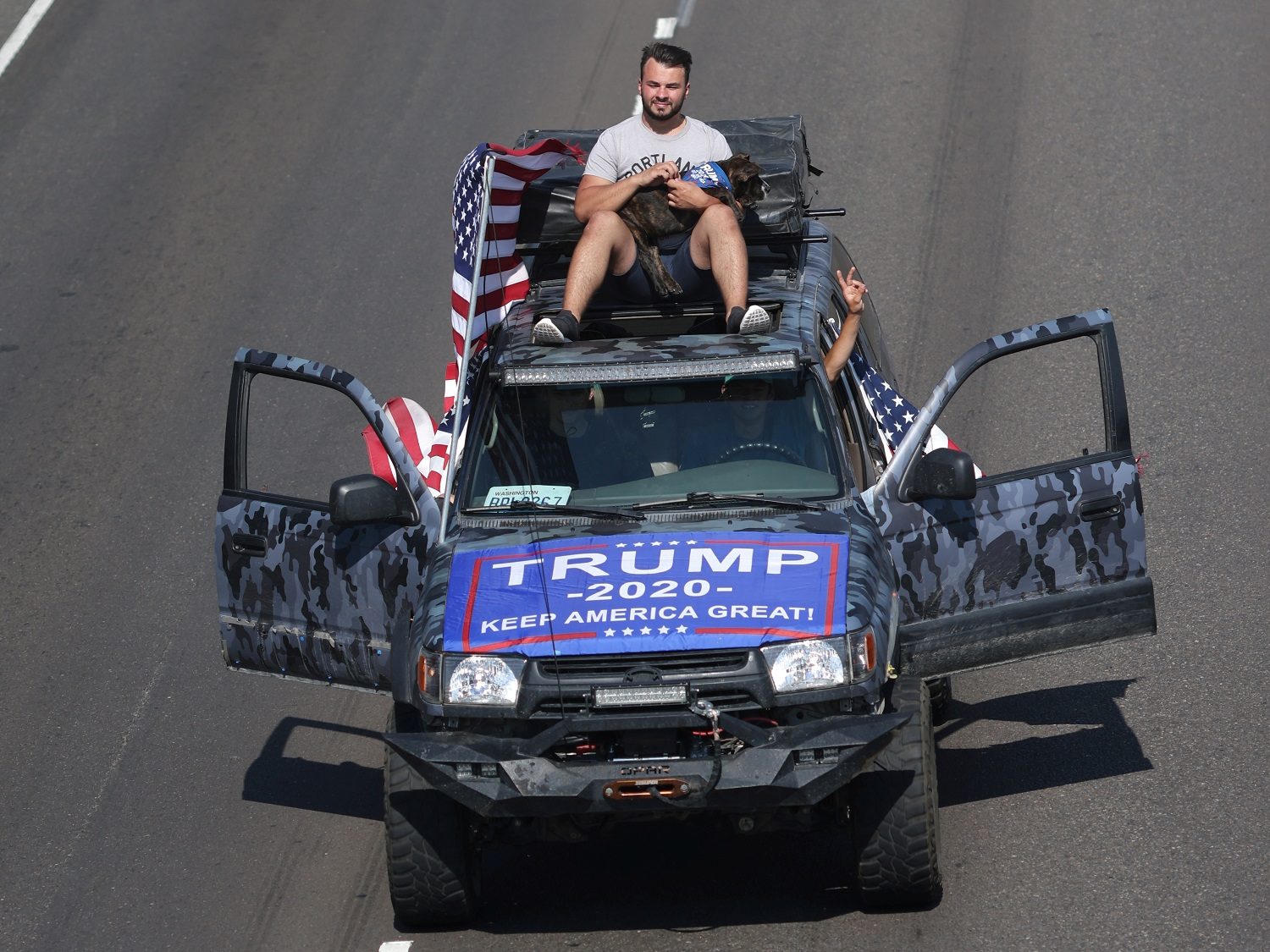 أنصار ترامب يستعرضون قوَّتهم.. موكب من السيارات والرجال المجهزين بمعدات شبه عسكرية في شوارع بورتلاند