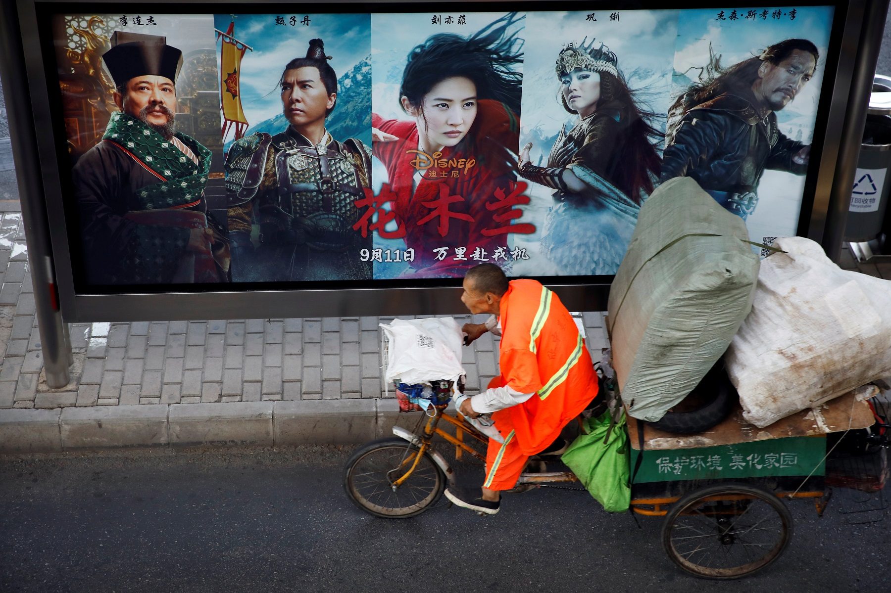 أشاد بقوات أمن ترتكب انتهاكات جسيمة بحق “الإيغور”.. فيلم Mulan يثير الجدل وحملات واسعة لمقاطعته