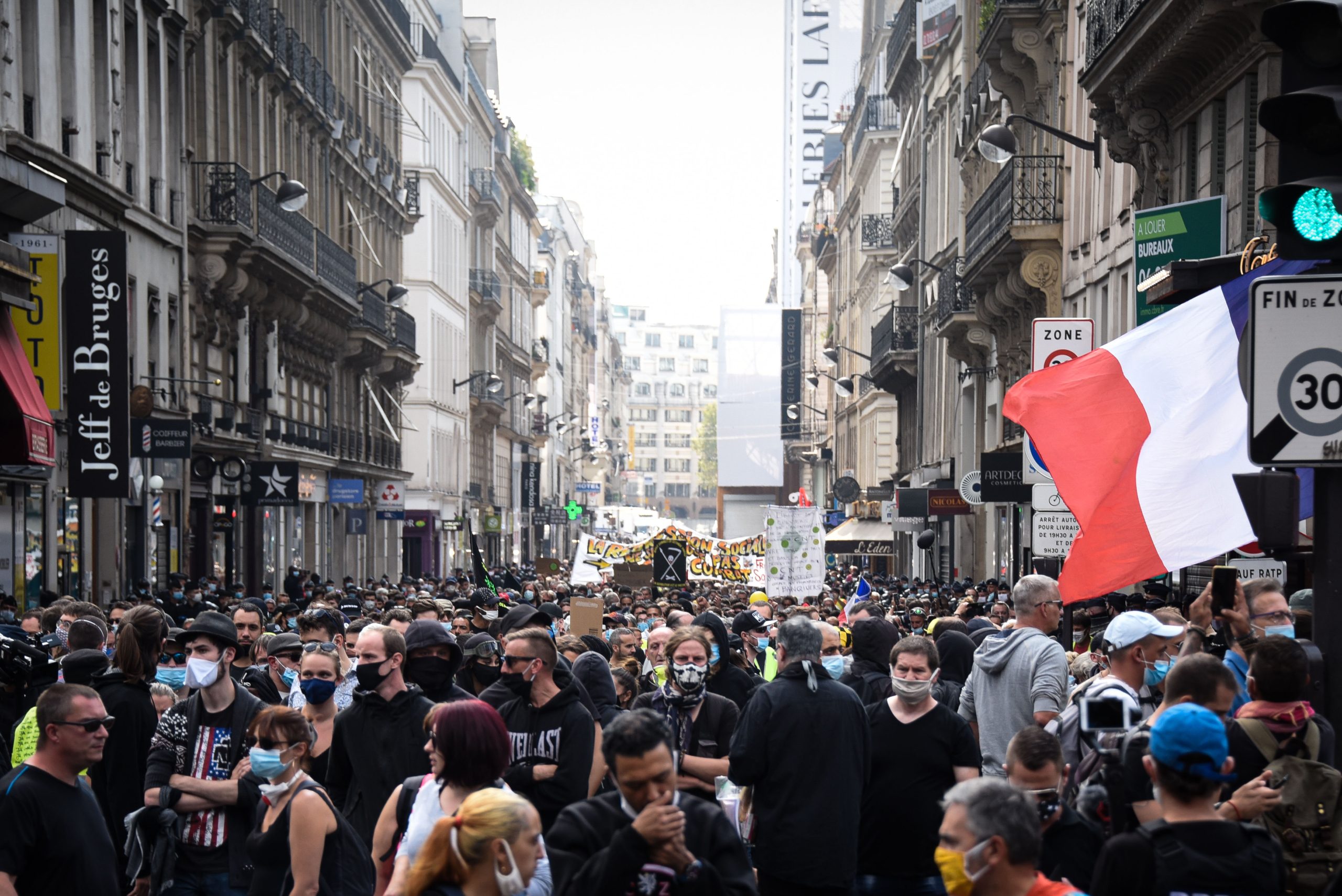 “السترات الصفراء” تعود للشوارع.. اعتقال المئات واشتباكات بين الشرطة والمتظاهرين في باريس (صور وفيديو)