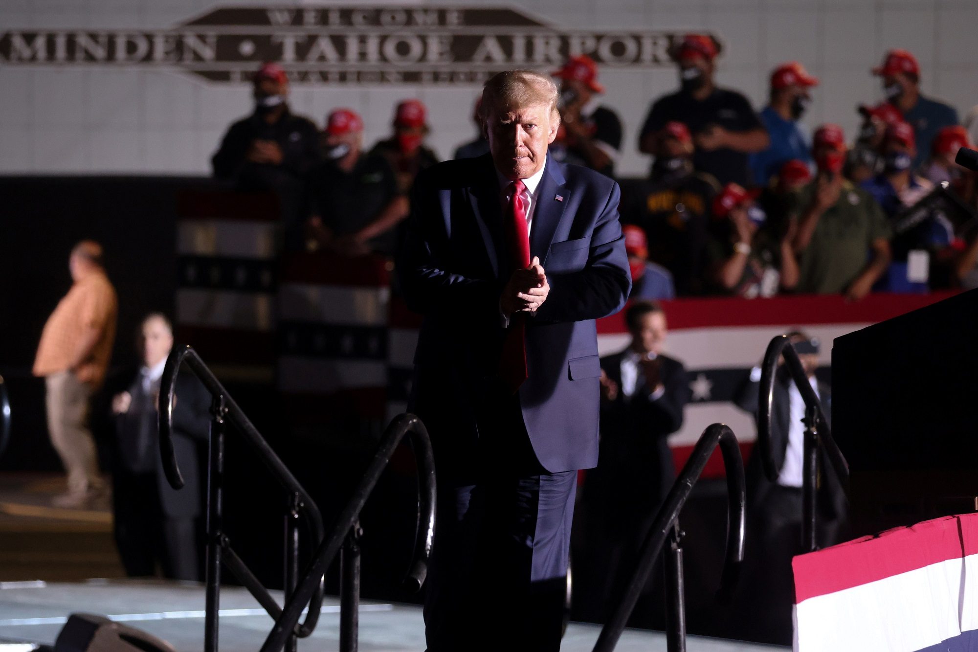 “اعتقِل كلينتون ومارك واستولِ بالقوة على السلطة!”.. حليف ترامب يقدم له نصائح كارثية إذا خسر الانتخابات