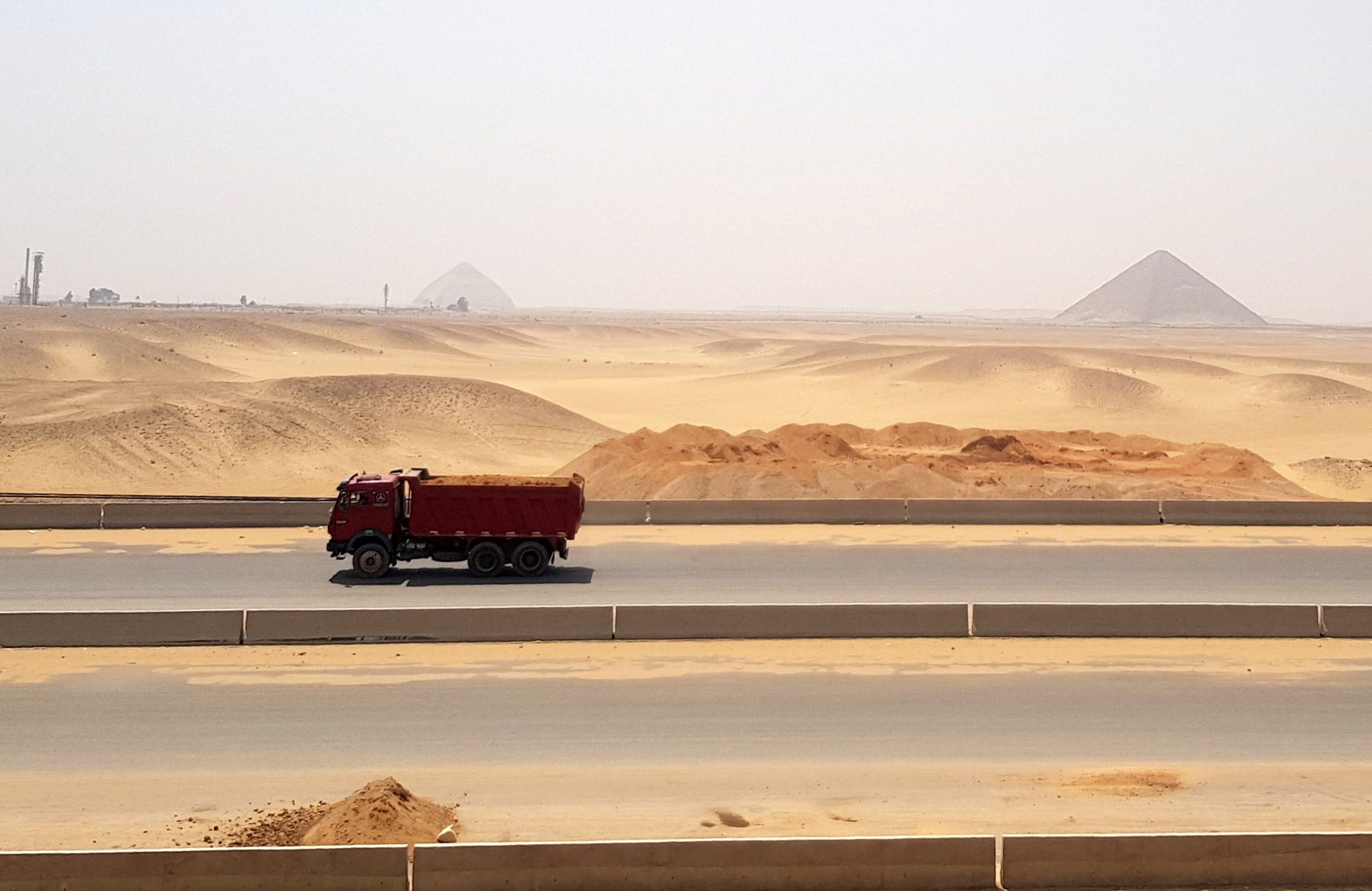 قلق في مصر من مشروع طريقين سريعين بجوار الأهرامات.. يمران فوق مواقع أثرية وقد يؤديان إلى تآكلها