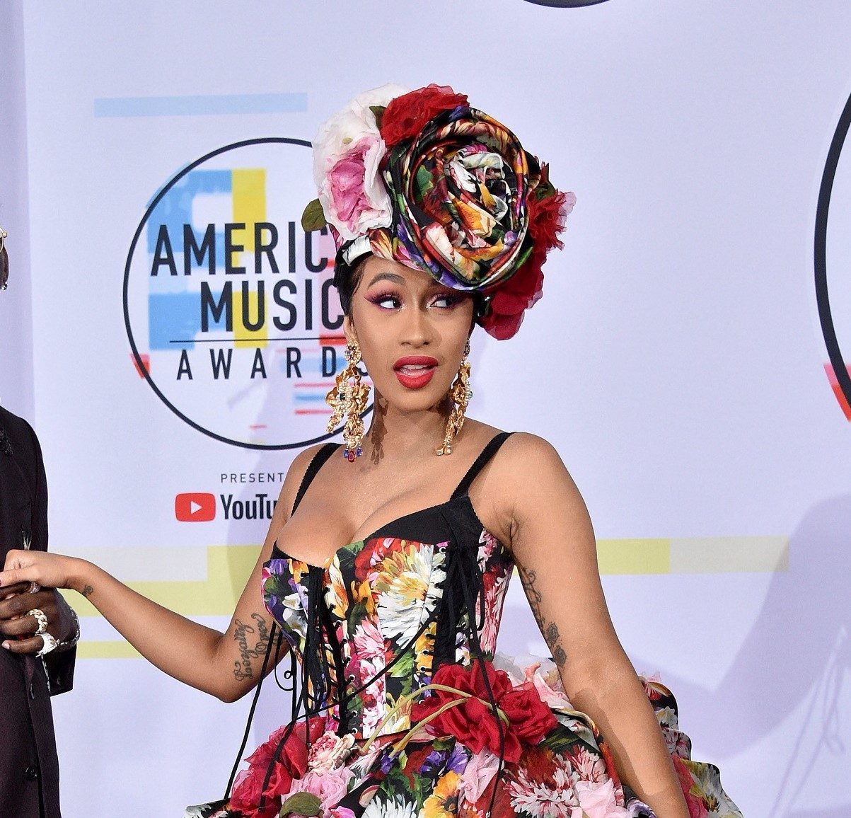 “الزواج محطَّم ولا أمل في التصالح”.. المغنية المشهورة “كاردي بي” تتقدم بطلب للطلاق من زوجها أوفست