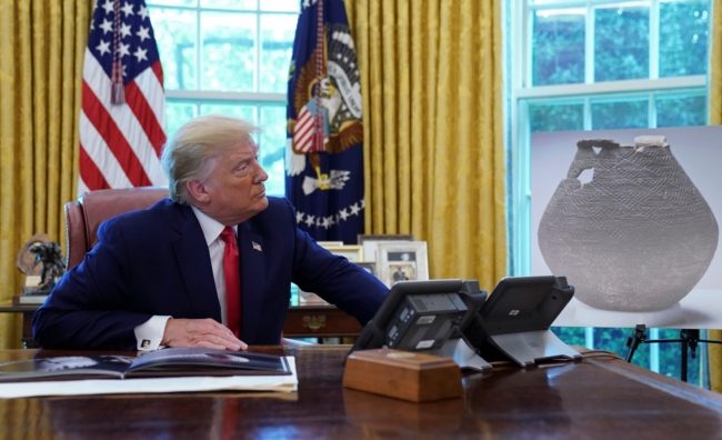 أنا أو الفوضى.. ترامب يهدد بعدم تسليم السلطة إذا خسر، فهل يستطيع ذلك فعلاً؟