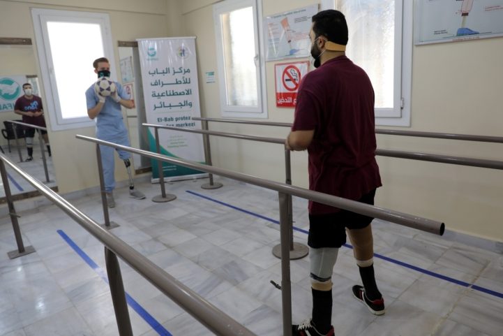 يقدم العلاج الطبيعي ويجري الحوارات والأحاديث بهدف تشجيع مبتوري الأطراف