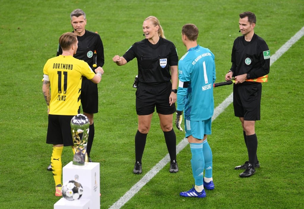 الحكمة الألمانية بيبيانا شتاينهاوس قبل مباراة بايرن ميونخ وبوروسيا دورتموند (رويترز)