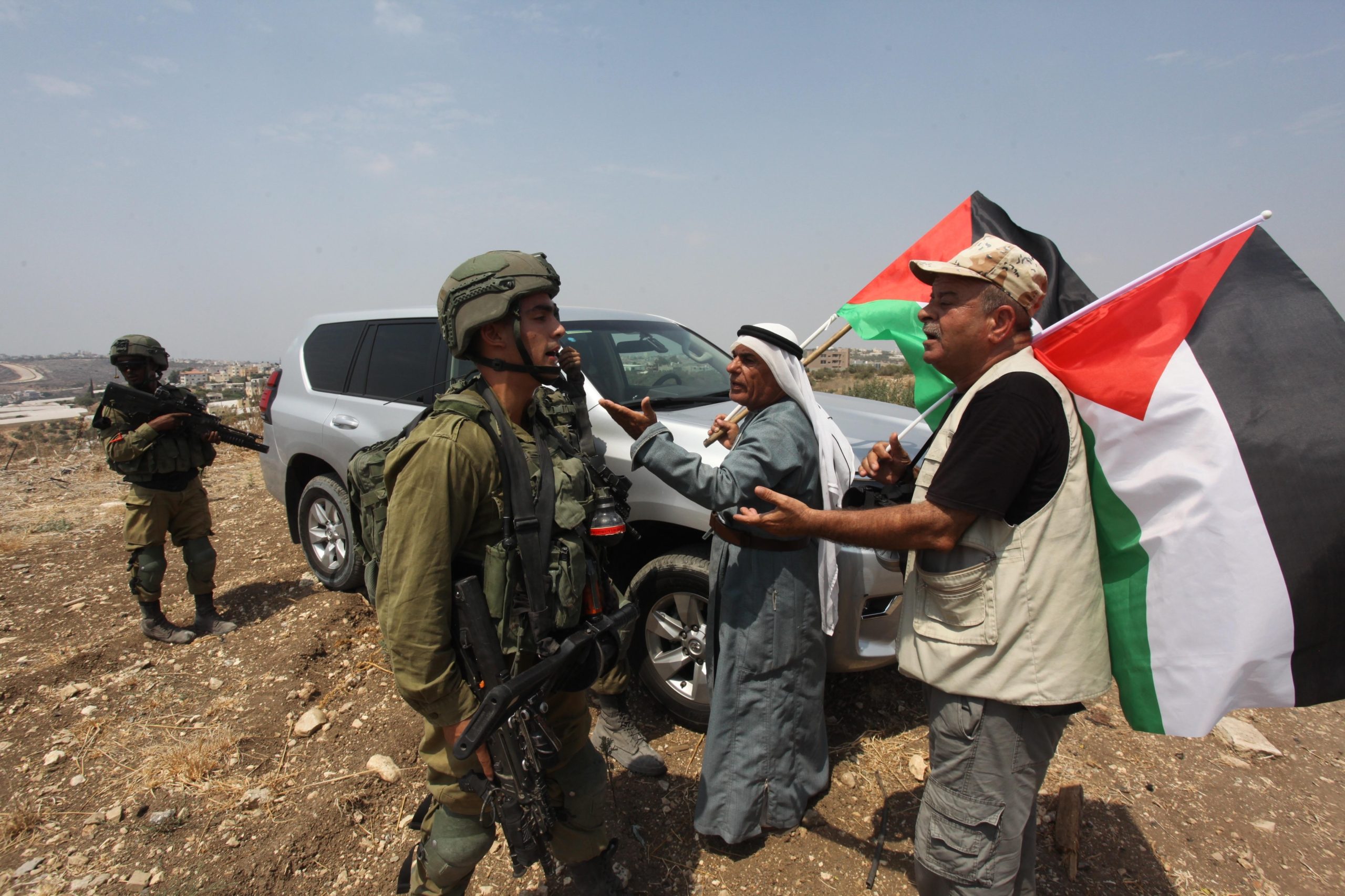 دعسوه بالأحذية وسحلوه وكادوا يخنقونه.. الجيش الإسرائيلي يعتدي بوحشية على مسن فلسطيني بالضفة (فيديو وصور)