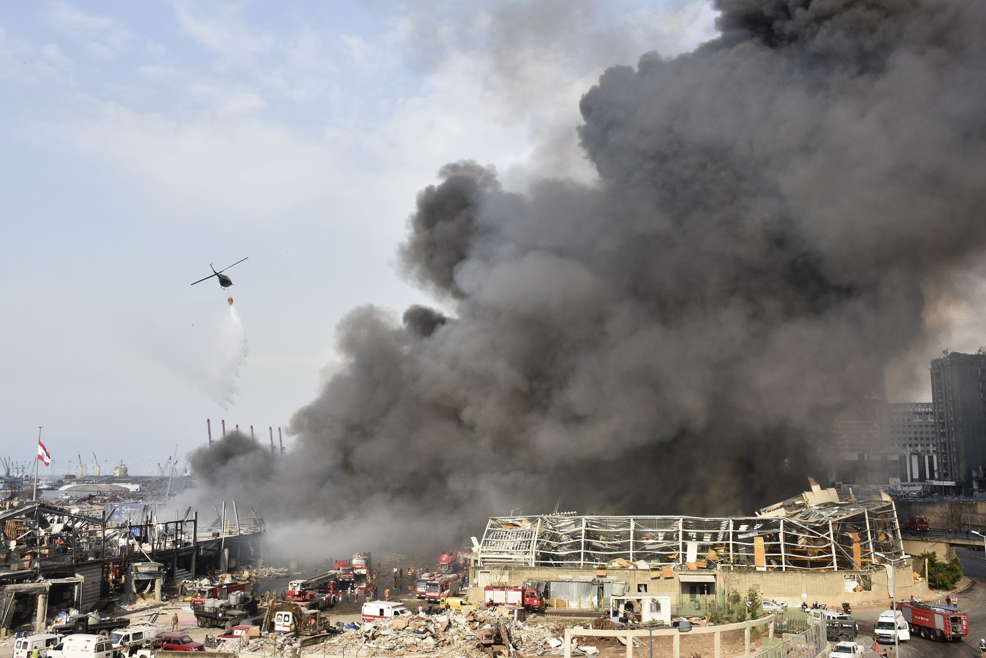 نيران مرفأ بيروت طالت المساعدات الإنسانية الدولية.. وطواقم الدفاع المدني تتمكن من إخمادها بعد 20 ساعة