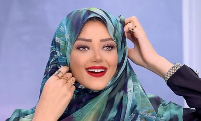 حديث رضوى الشربيني عن الحجاب يفجِّر أزمة.. كيف نجحت الإعلامية المصرية في صنع الـ “تريند” وجيش من الداعمات في 3 سنوات؟