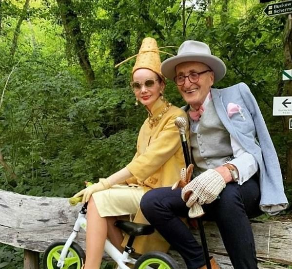 زوجان بالسبعينيات من عمرهما يدهشان المتابعين بمظهرهما الأنيق وملابسهما المتناسقة ويصبحان نجمين على إنستغرام (صور)