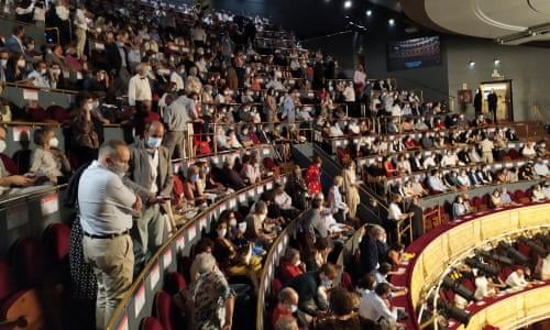 توقف حفل أوبرا في إسبانيا بسبب كورونا.. فيديو يظهر غضباً كبيراً بسبب ما جرى داخل القاعة الكبيرة