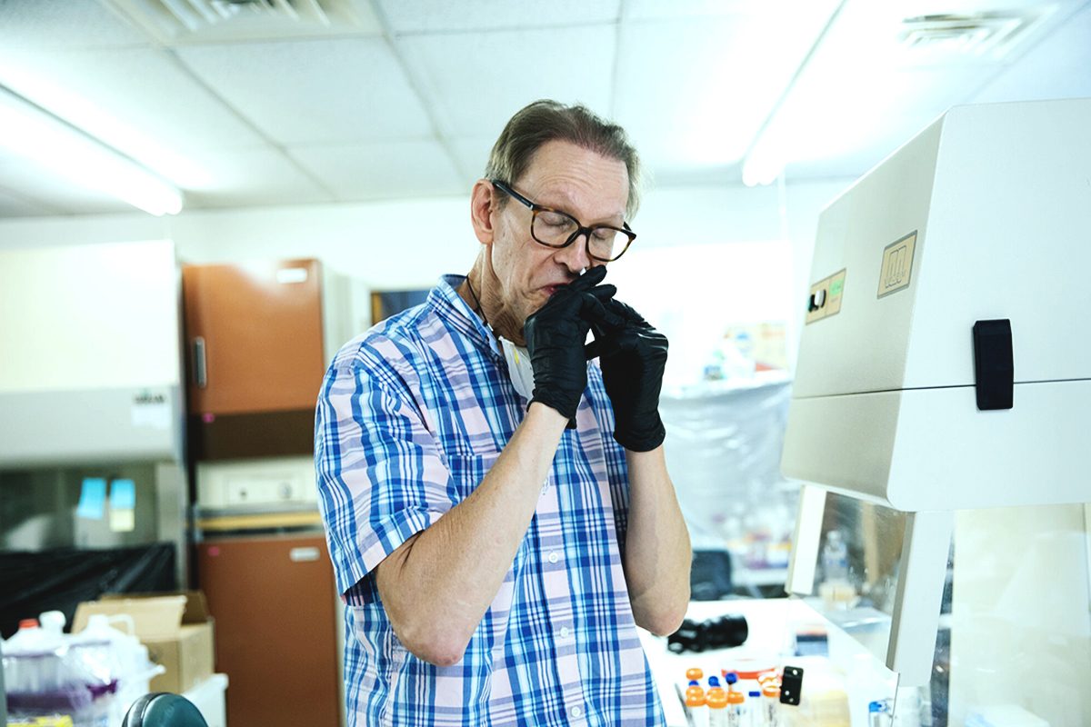 أحدهم يبيعه عبر فيسبوك! علماء أمريكيون يعطون لأنفسهم لقاحات تجريبية مضادة لكورونا صنعوها بأنفسهم، فكيف كانت النتائج؟