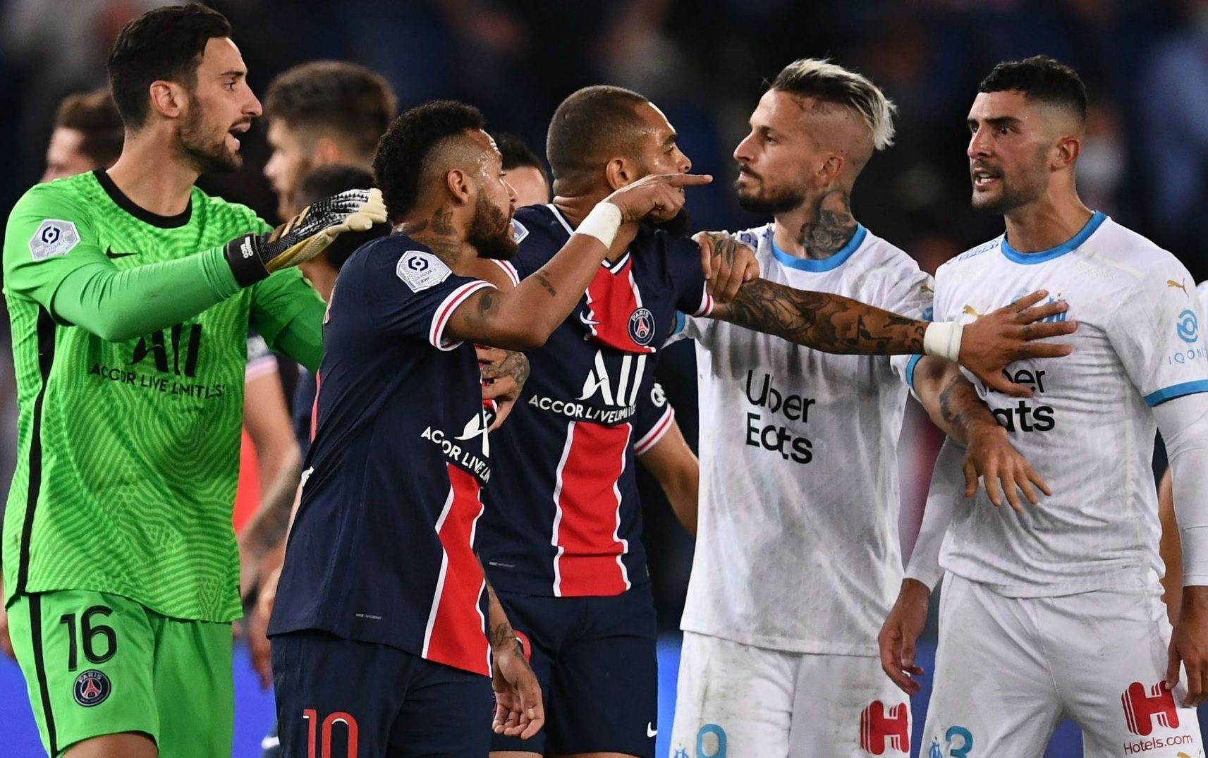 اعتبرت ما حدث معه “جريمة”.. الحكومة البرازيلية تتضامن مع نيمار بعد واقعة العنصرية