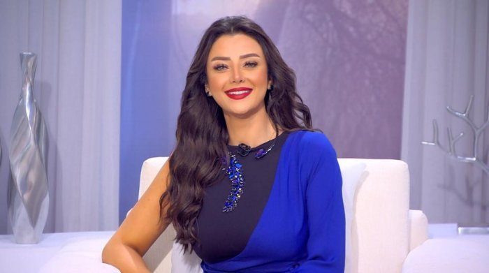 نصيحة قدمتها رضوى الشربيني للمحجبات تضعها في أزمة.. مجلس الإعلام يحقق مع الإعلامية المصرية (فيديو)