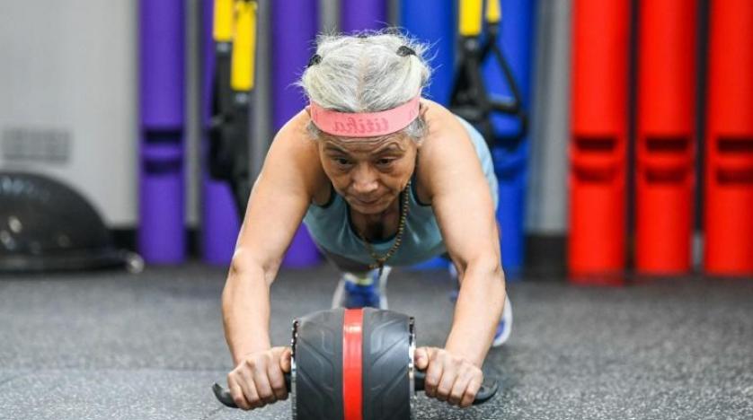 خسرت 14 كيلوغراماً في 3 أشهر.. قصة الجدة “حاملة الأثقال” التي أصبحت ملهمة الشباب في الصين