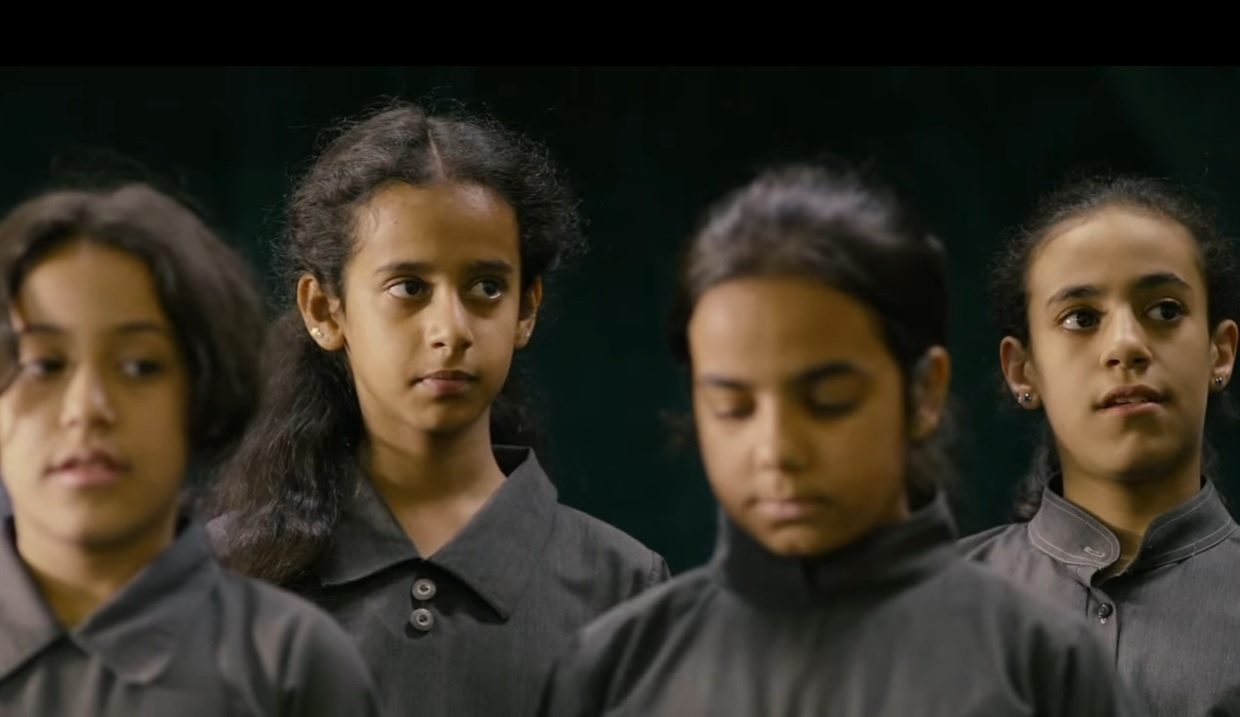 “لو ركبتِ دراجة فلن تستطيعي الإنجاب أبداً”.. كيف تُربّى الفتيات السعوديات منذ الصغر؟ عن الفيلم السعودي “وجدة”