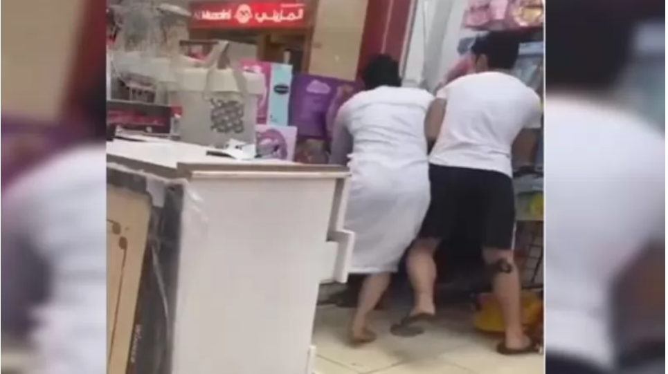 أصروا على تصويره وهو يتعرض للضرب! فيديو لاعتداء جديد على مصري بالكويت يُشعل غضباً كبيراً