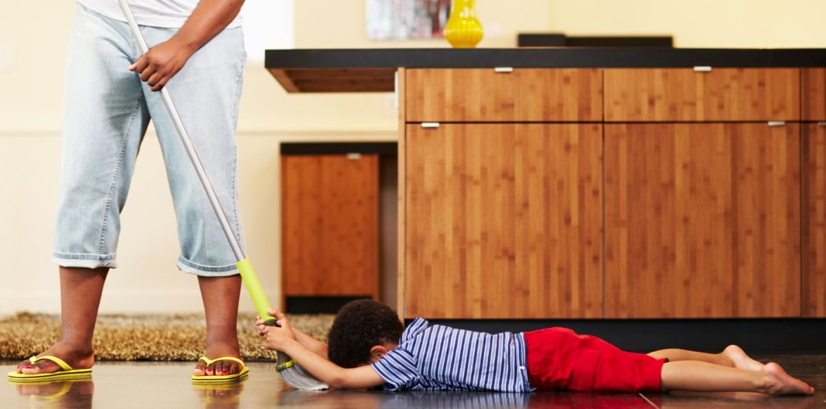 أُم مرهقة وأطفال بلا إبداع.. ماذا يفعل البيت المرتب المنظم طوال الوقت في عقول أولادنا؟