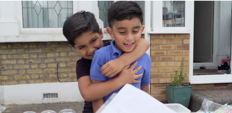 طفلان بريطانيان أقاما منصة لبيع عصير الليمون لمساعدة اليمنيين.. تفاجآ بشخصية شهيرة بعثت لهما بتبرع سخي