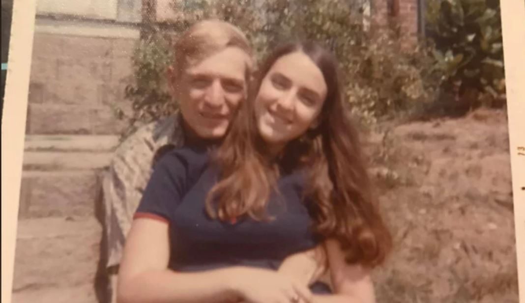 بفارق لحظات، زوجان يموتان متشابكَي الأيدي.. ابنهما يكتب بحزن: كانا نعمة لكل شخص التقاهما