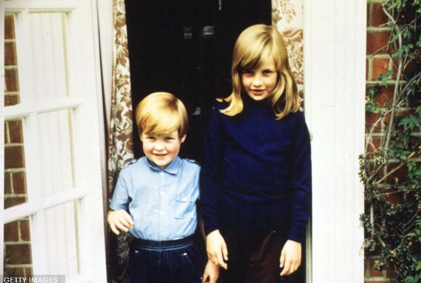 عندما كانت الأميرة ديانا بسن الـ5 انتظرت عودة أمها التي عشقت رجلاً آخر لكن دون جدوى.. شقيقها يروي جزءاً من طفولة قاسية