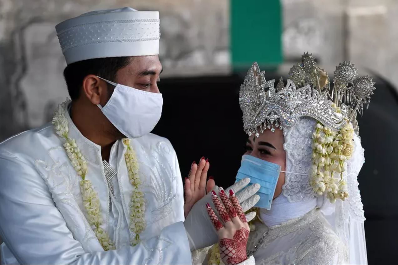 بينها حفر قبور ضحايا كورونا والجلوس في نعش.. عقوبات غريبة فرضتها إندونيسيا لمن يُقبض عليهم دون كمامة