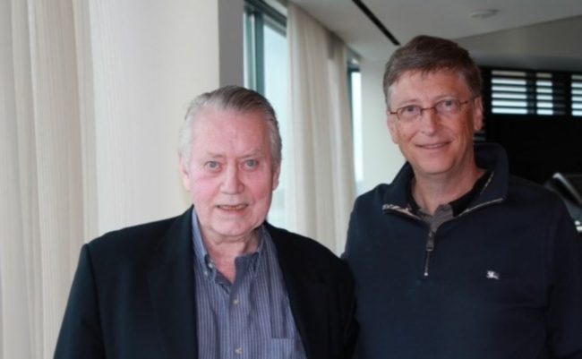 ملياردير يحقق حلمه بتوزيع كامل ثروته لأعمال خيرية.. يسكن بشقة إيجار ولديه حذاء واحد، ما هي رسالته للأثرياء؟