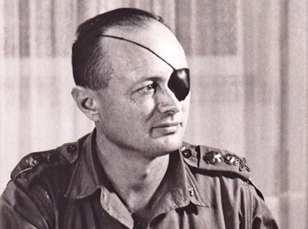 كان يضعها بأكياس وينقلها بمروحية إلى منزله.. صور توثق سرقة موشي دايان آثاراً مصرية بسيناء