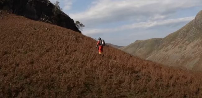 تذكرنا بأفلام جيمس بوند.. مسعفون بريطانيون يحلّقون بـ”بدلة نفّاثة” لإنقاذ المصابين بالمناطق الوعرة (فيديو)