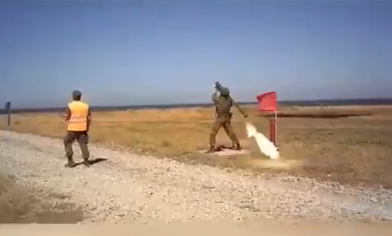 هل شاهدت سابقاً صاروخاً يعود إلى الشخص الذي أطلقه؟ هذا ما حدث لجندي روسي بمسابقة دولية (فيديو)