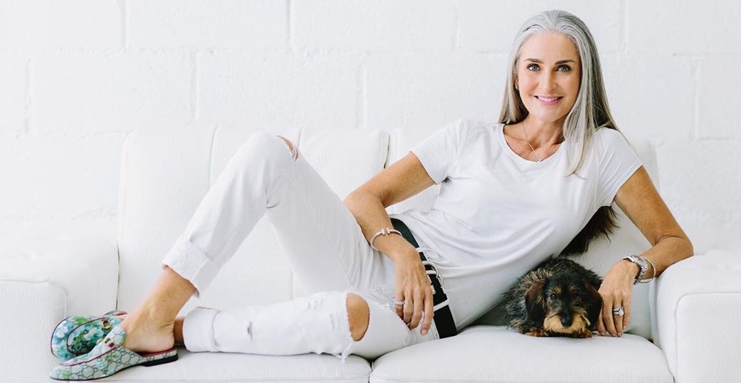 من الإفلاس إلى الشهرة.. كيف استطاعت كارولين العمل كعارضة أزياء في الـ54 من عمرها؟