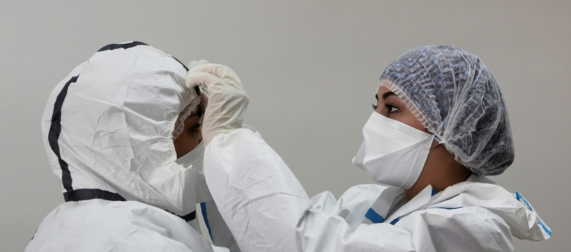 قفزة غير مسبوقة في إصابات كورونا بالمغرب.. الحكومة تحجر على مدينة، وتغلق جميع المؤسسات التعليمية