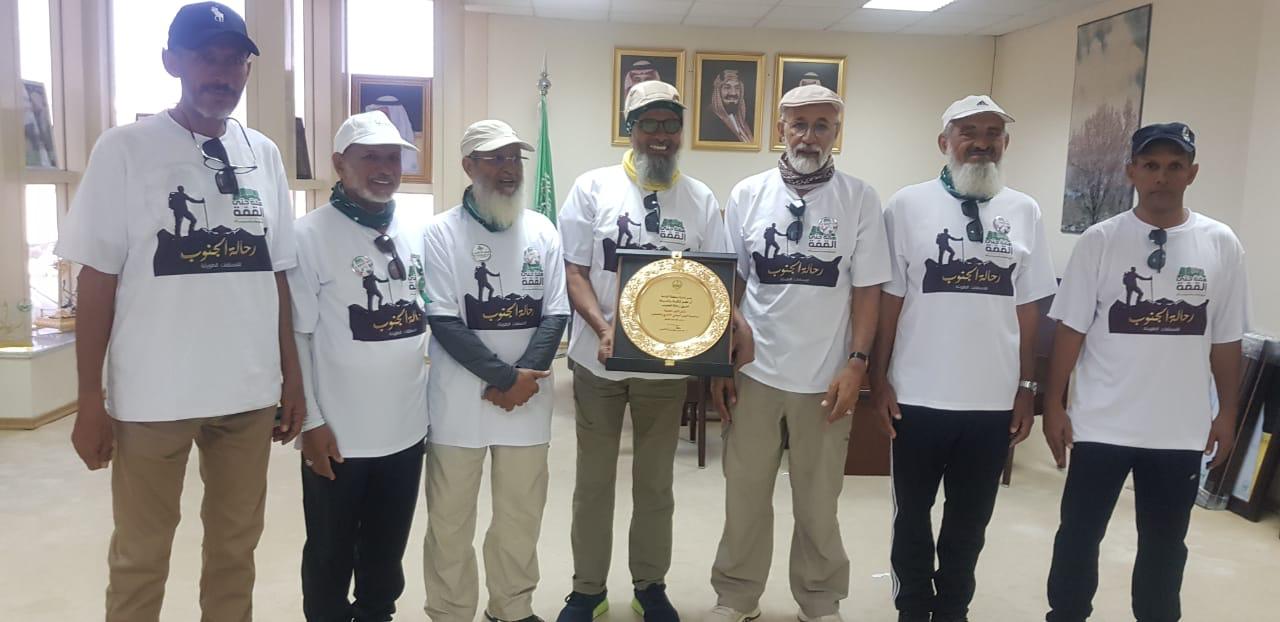 أعمارهم ما بين 60 و75 عاماً.. فيديو لرحالة سعوديين يقطعون 350 كيلومتراً مشياً على الأقدام في 13 يوماً