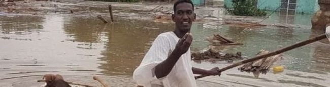 صور إنسانية في السودان رغم الخسائر..  أحدهم أنقذ كلاباً وهو لا يملك قارباً، وآخرون يغنون رغم الألم