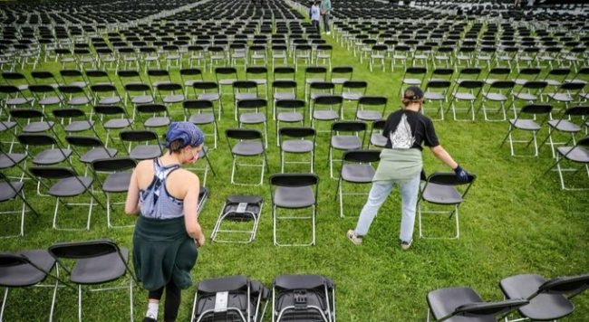 احتجاج بـ13 ألف كرسي ببرلين.. ناشطون أوروبيون يطالبون دولهم باستقبال لاجئين مقيمين بجزيرة يونانية