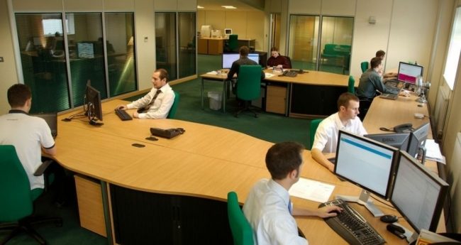 زراعة الرقائق الإلكترونية تهدد بطاقات العمل.. ستحتوي على تفاصيل بيانات الموظفين موضوعة بين الإبهام والسبابة