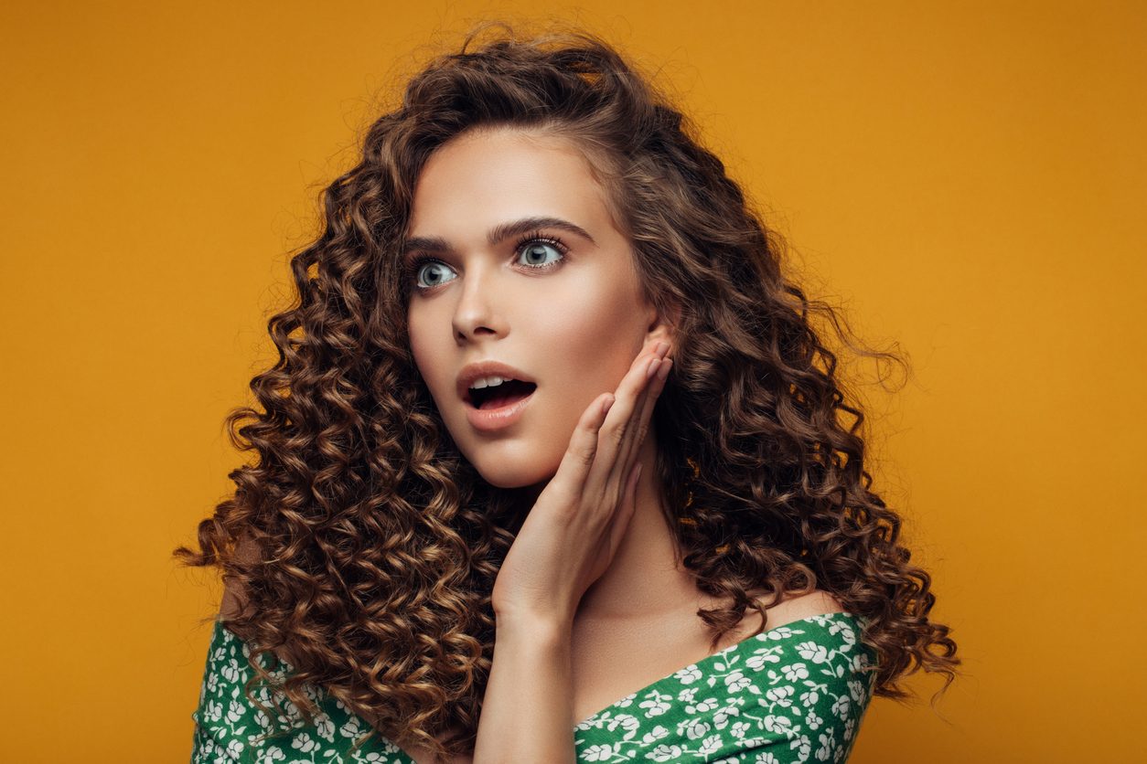 قد تفكرين بتغيير طريقة نومك حتى.. 9 أخطاء ترتكبها ذوات الشعر المجعد