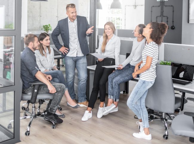 حتى لا تبدو مسيئاً لزملائك أو مديرك.. 7 قواعد ذهبية لتعبِّر بها عن نفسك بحرية في العمل