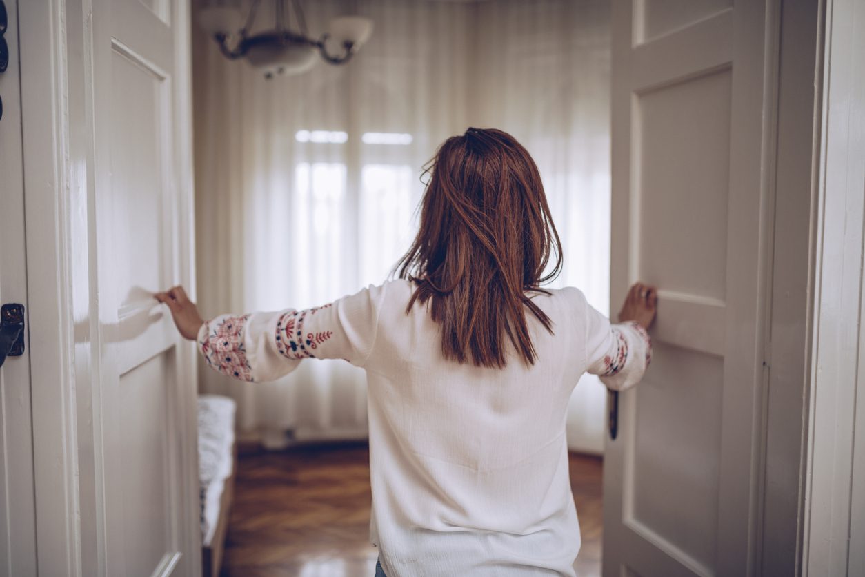 هل تدخل غرفتك ثم تتساءل: “لمَ أتيتُ إلى هنا”؟ لا تقلق لستَ مصاباً بالخرف، وإليك التفسير العلمي