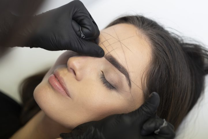 istock \ إزالة شعر الوجه بالخيط