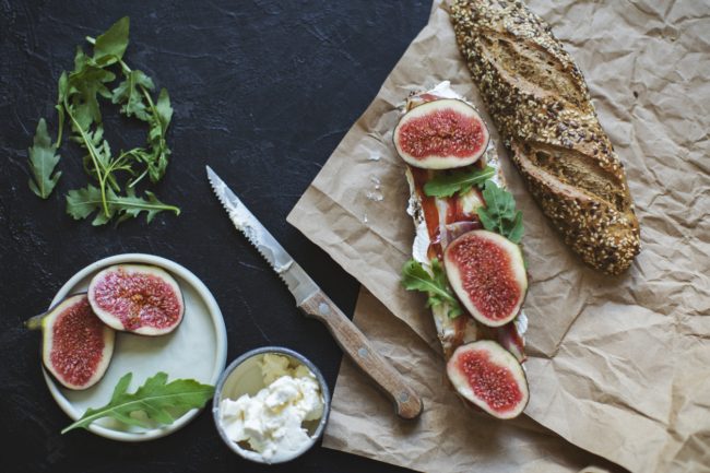 بقايا دجاج من عشاء البارحة؟ جربي ساندويش الدجاج مع التين، نعم التين!