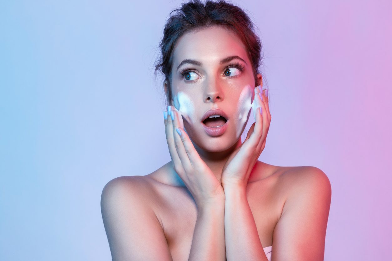 الصابون يدمر بشرتك والغسول لا يُستخدم لإزالة المكياج.. 9 “جرائم”  ترتكبها النساء عند غسل الوجه