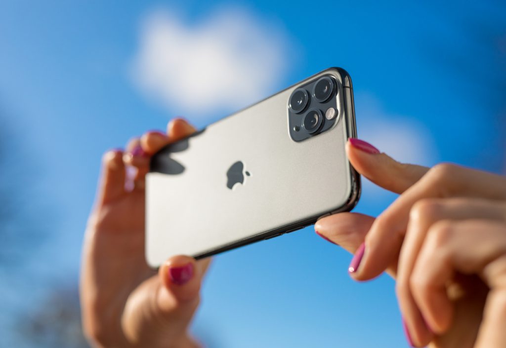 استخدام هاتف آيفون محل كاميرا الويب في أجهزة ماك (Istock)