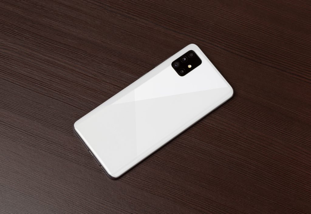 بعيداً عن هواتف الألف دولار.. إليك 3 خيارات أقل من 400 دولار من آبل وجوجل وسامسونغ